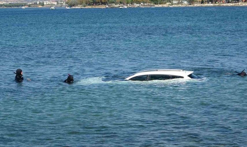 El frenini çekmeyi unuttu, otomobil denize düştü