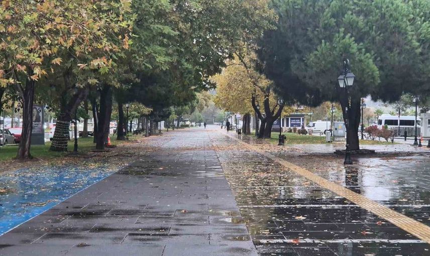 Marmara Denizi'nde fırtına etkisi sürüyor, balıkçılar güvenli limana sığındı
