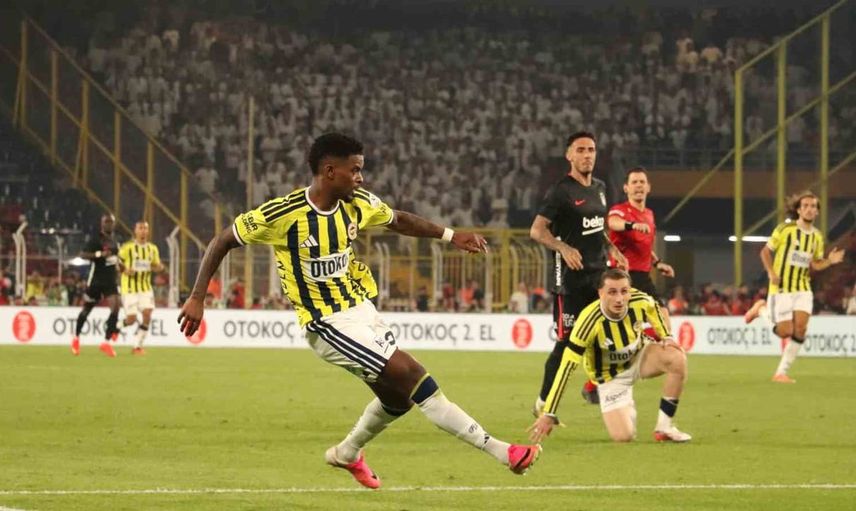 Fenerbahçe derbide Beşiktaş'a yenilerek ikinci mağlubiyetini aldı