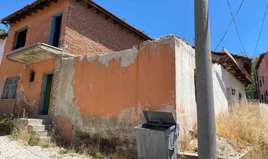 Uşak Belediyesi metruk binaların yıkımına devam ediyor