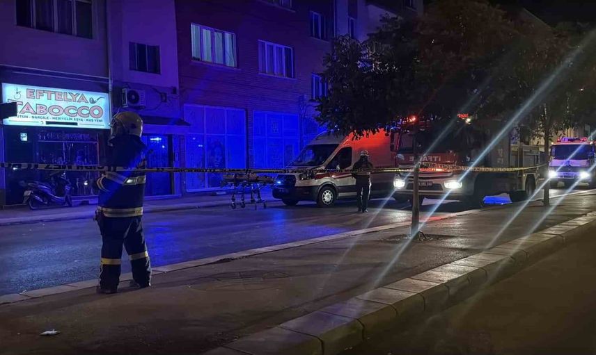 Eskişehir'de çatılarda bir saat süren intihar girişimi paniğe neden oldu