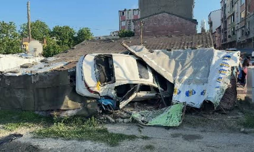 Arnavutköy'de kontrolden çıkan otomobil eve daldı: 5 yaralı