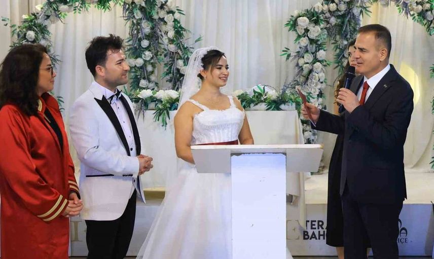 Muğla valisi şehit ailesinin mutluluğuna ortak oldu