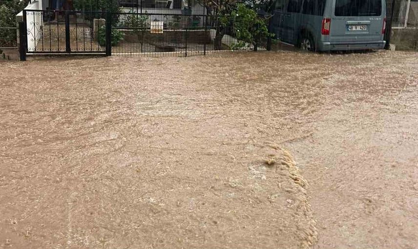 Bodrum'da etkili olan sağanak yağış sonrası yollar kapandı ve işletmeler su altında kaldı