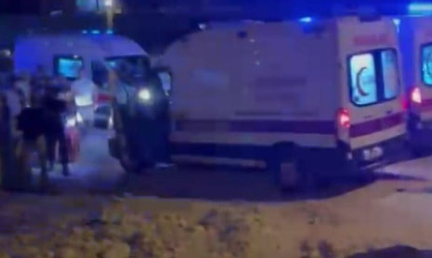 Nizip'te yol çalışması alanındaki çukura düşen otomobilde 3 kişi yaralandı