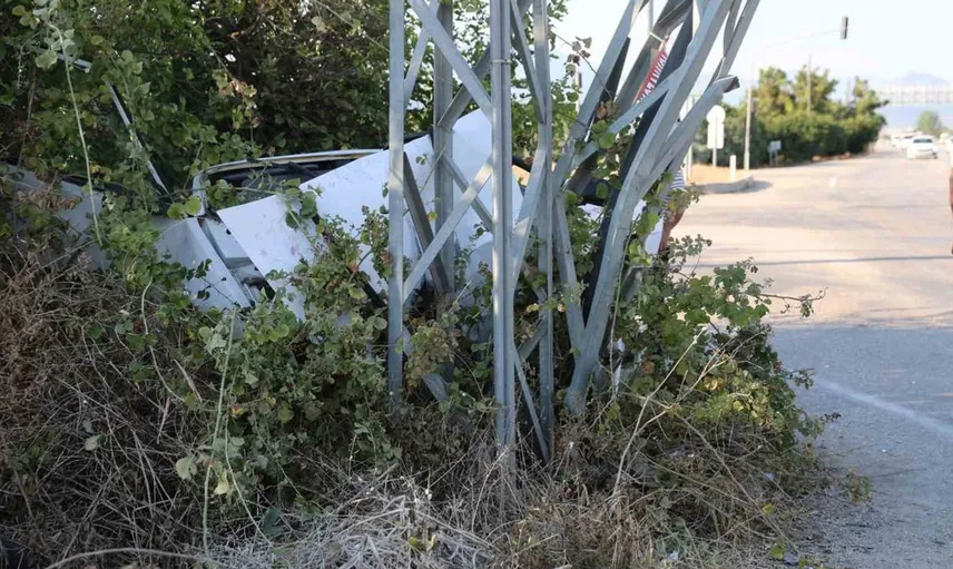 Kozan'da elektrik direğine çarpan otomobil hurdaya döndü, sürücü hastaneye kaldırıldı