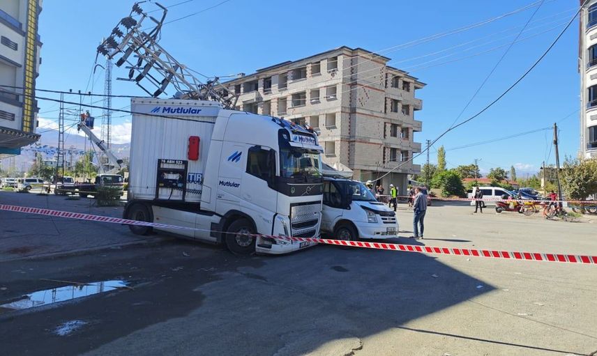 Iğdır'da tır ve hafif ticari araç arasında gergin takip: Kaza kaçınılmaz oldu