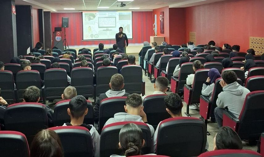 Erzurum'da polis okullarda güvenlik eğitimi veriyor