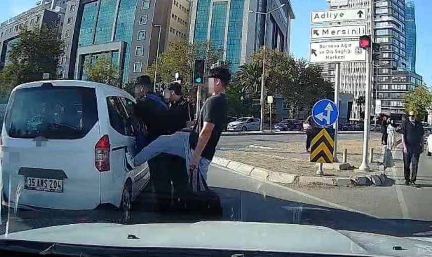 İzmir'de gergin trafik anları: Gençlerin sürücüyle tartışması alevlendi