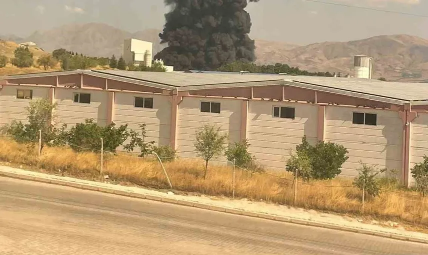 Elazığ'da fabrikada çıkan yangın, çok sayıda ekip olay yerine sevk edildi