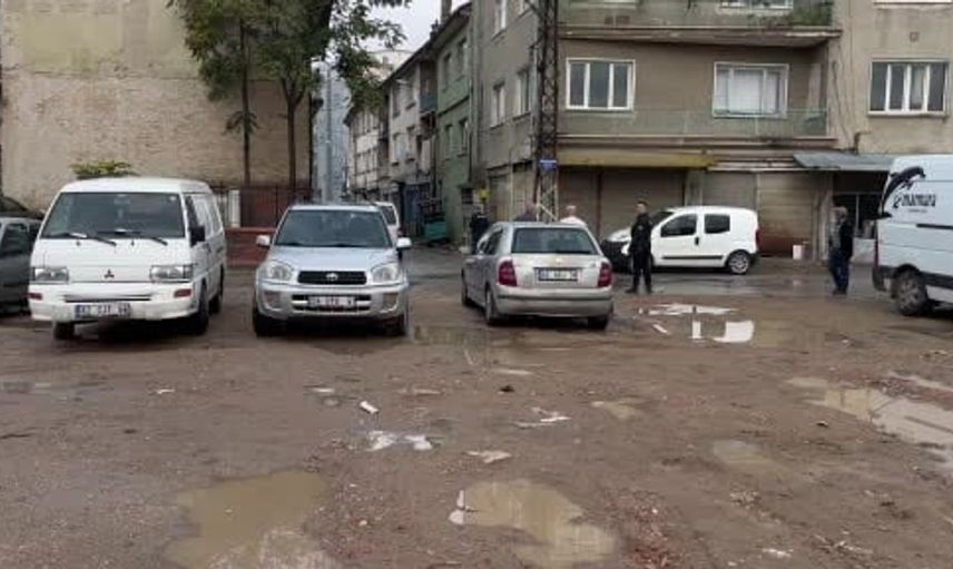 Konya'da inşaatın yanındaki zemin çökmesi doğalgaz ve su hatlarını patlattı