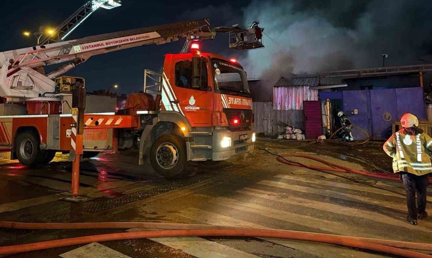 Başakşehir'deki demirci dükkanında yangın: Facianın eşiğinden dönüldü