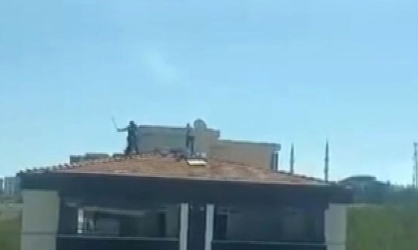 Gaziantep'te yüksekten düşme tehlikesiyle sonuçlanan çatıda kavga
