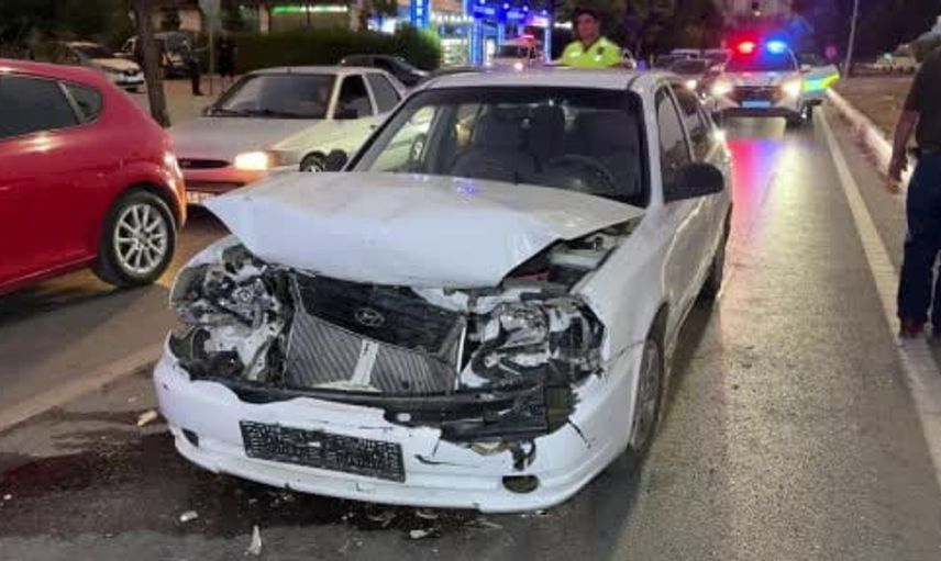 Uşak'ta kırmızı ışıkta bekleyen araca çarpan sürücü 3 kişiyi yaraladı
