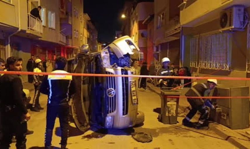Bursa'da kontrolden çıkan minibüs devrildi: Sürücü olay yerinden kaçtı