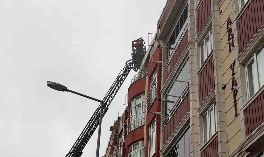 Arnavutköy'de çıkan yangın, komşu binaya sıçrayarak paniğe neden oldu