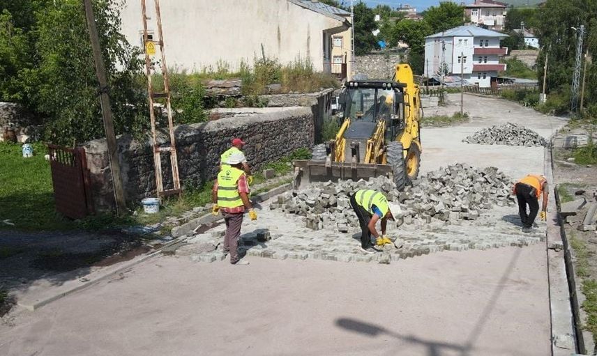 Ardahan'da mahalle yolları dönüşüyor: kilit parke taşları ile modern görünüm