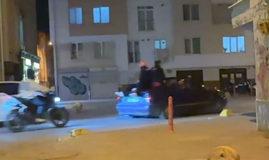 Eskişehir'de otomobilin bagajında kaskla oturan şahıslar dikkat çekti