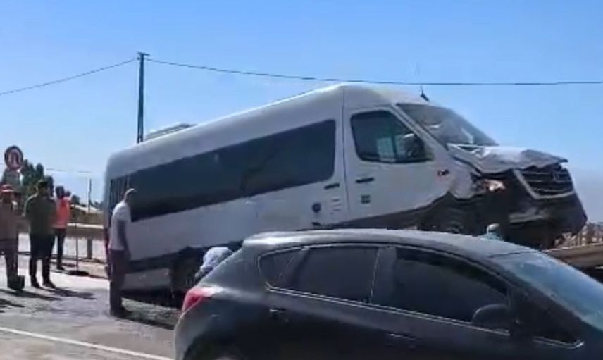 Yüksekova’da minibüs ve kamyonet çarpıştı: 10 kişi yaralandı