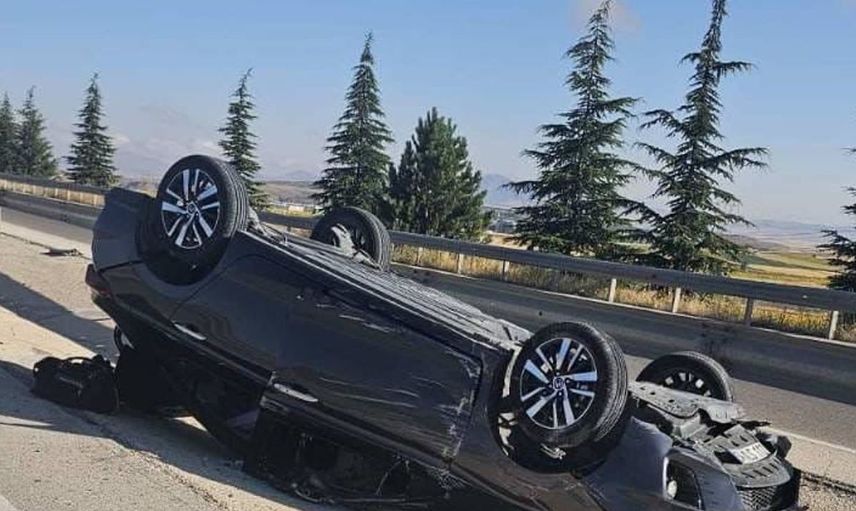 Afyonkarahisar'da otomobil refüje devrildi: 8 yaralı