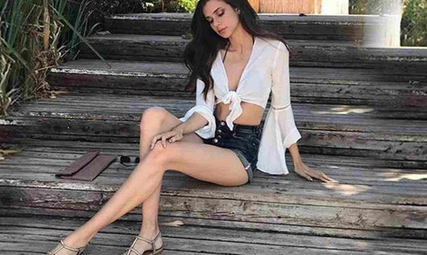 Defne Samyeli'nin büyük kızı Deren Talu cesur pozlarıyla nefes kesmeye devam ediyor! İç çamaşırsız paylaşım yapan Talu yine kendine hayran bıraktı