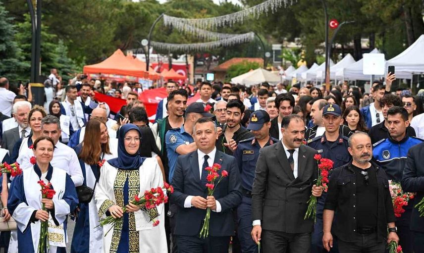 Demirci Eğitim Fakültesi ve MYO'da Mezuniyet Sevinci