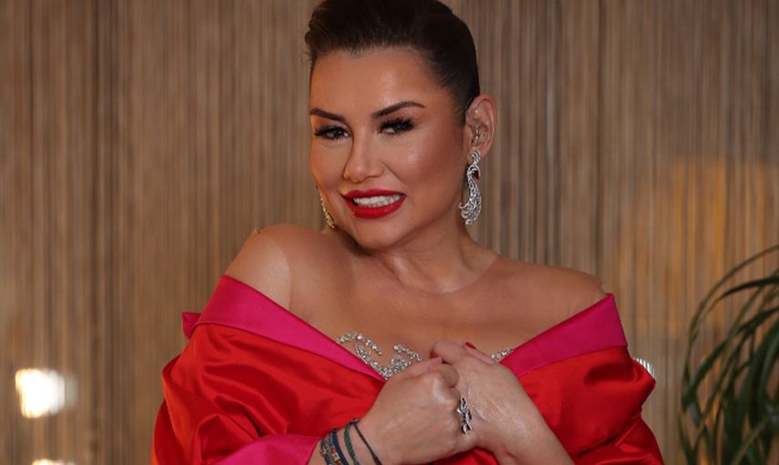 Deniz Seki'nin Hülya Avşar Savunması Herkesi Şaşırttı! Ünlü Şarkıcı Sosyal Medyada Alay Konusu Oldu