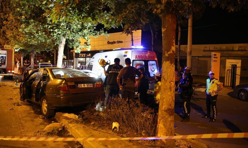 Denizli'de Ağaca Çarpan Otomobilde İki Ölü, Sürücü Ağır Yaralı