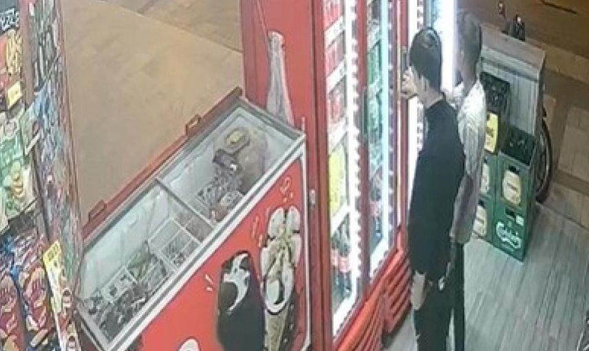 Denizli’de ilginç hırsızlık! Müşteri gibi gözüküp neredeyse bütün dükkanı soydular