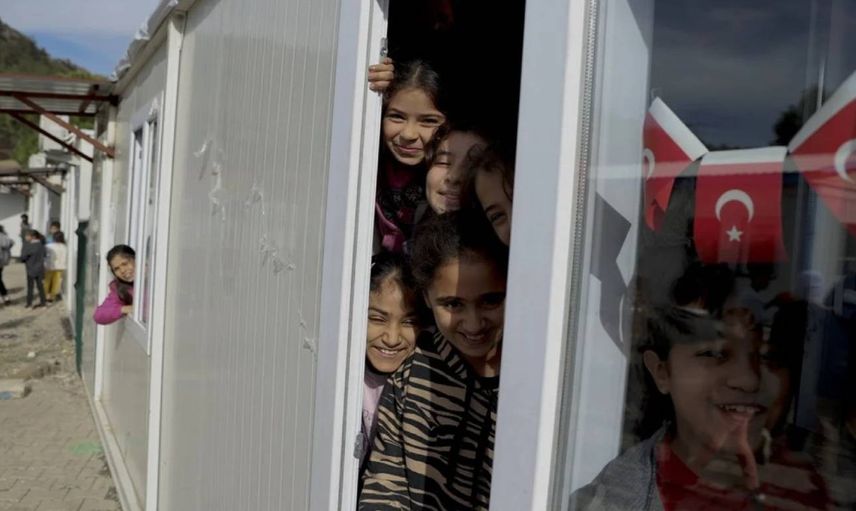 Deprem bölgesinde ders zili çalıyor: 1168 öğretmen öğrencilerini konteynerlerde bekliyor