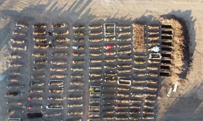 Deprem bölgesinde yürek sızlatan görüntü: Mezarlara Türk bayrakları bırakılıyor