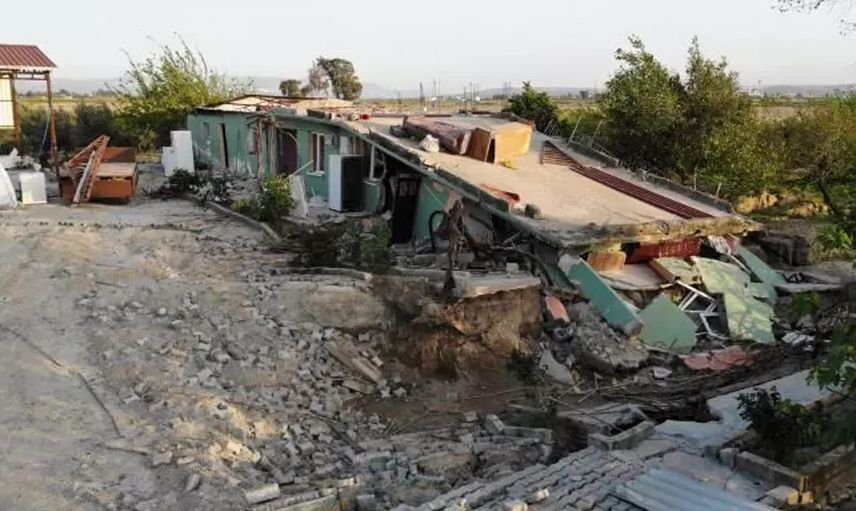 Deprem çiftlik evine ikiye böldü: Dehşet dronla görüntülendi