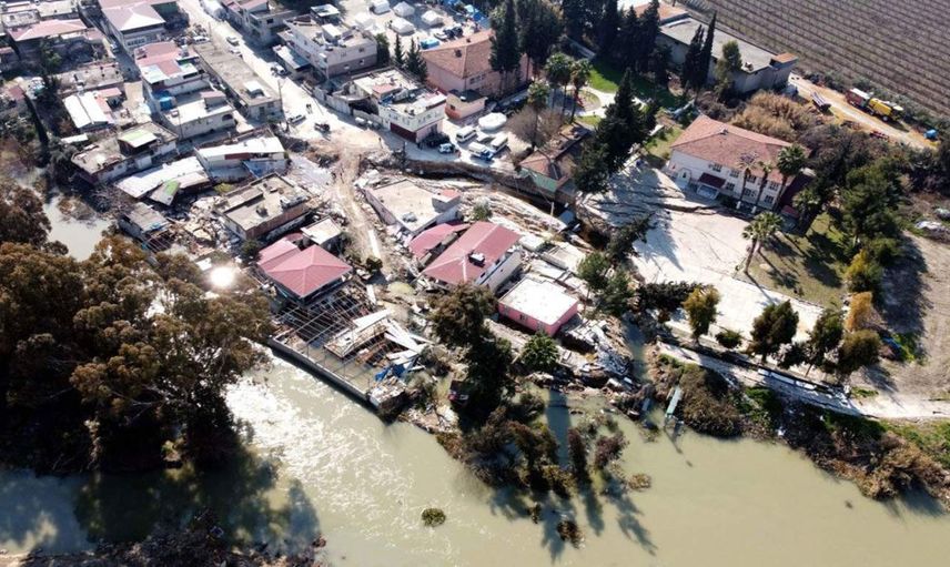 Deprem Hatay’da yerleri oynattı: Bazı evler Asi Nehri’ne sürüklendi