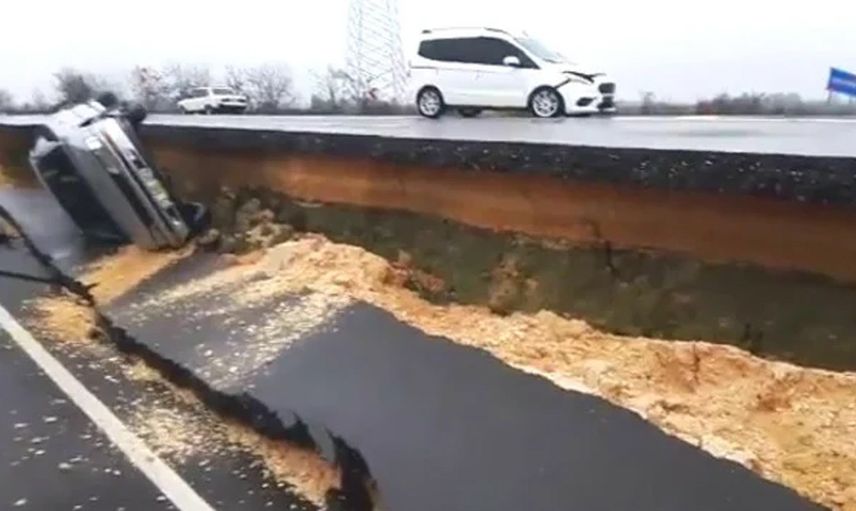 Deprem nedeniyle yolda yarılmalar oldu: Araçlar içine düştü