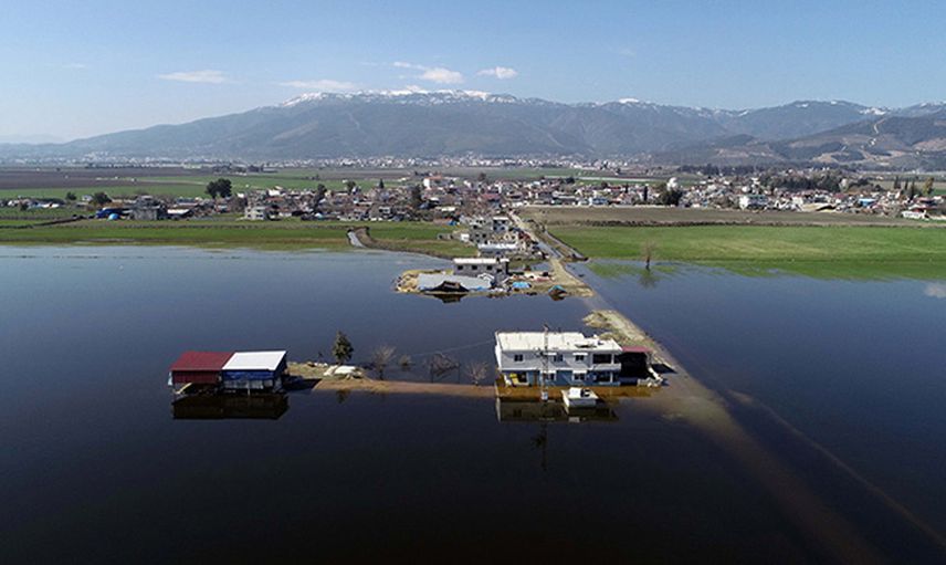 Deprem sonrası Hatay’daki Karasu çayı taştı: Köy su altında kaldı