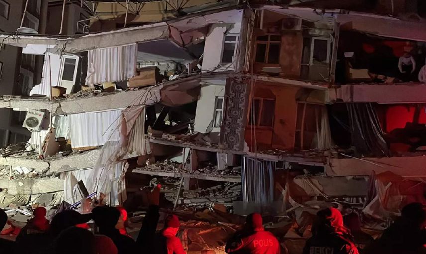 Deprem sonrasında enkazdan böyle çıkarıldı: O anlar herkesi ağlattı