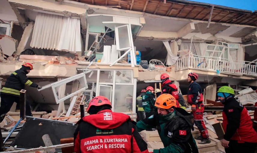Depremde 149 saat sonra gelen mucize: Mustafa enkaz altından kurtarıldı