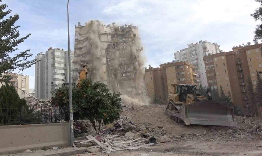 Depremde ağır hasar almıştı: Apartmanın yıkılış anı görüntülendi