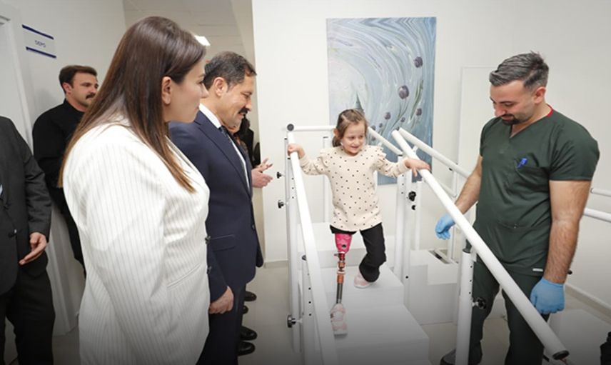 Depremde bacağını kaybeden minik zeynep proteziyle ilk adımlarını attı