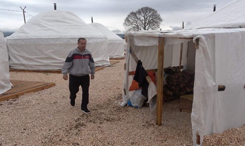 Depremden saniyelerle kurtuldu: Babasının cenazesini enkazdan çıkarttı