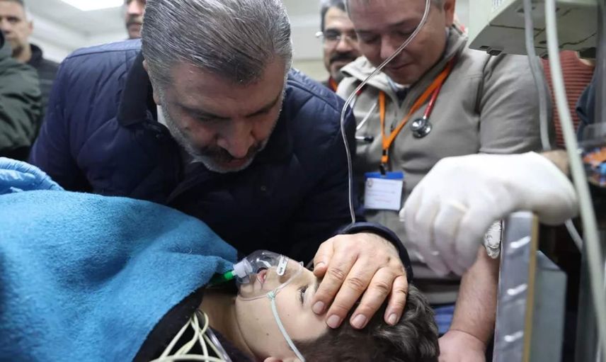 Depremin 261. saatinde çifte mucize: Bakan Koca yaralıları hastanede ziyaret etti