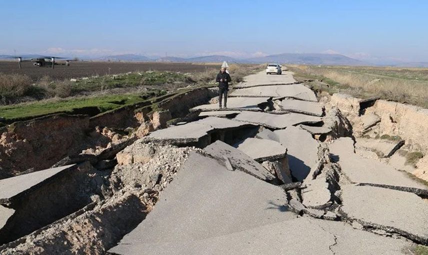 Depremin boyutunu gösteren görüntüler gelmeye devam ediyor: Yol tamamen paramparça oldu