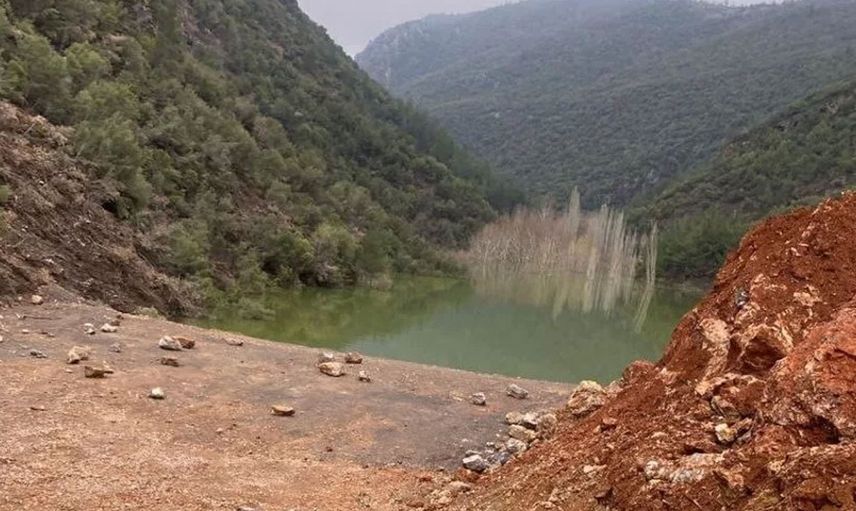 Depremin etkisiyle kayalar köyün üstüne düşmüştü: Sağanak yağışlar alarma geçirdi