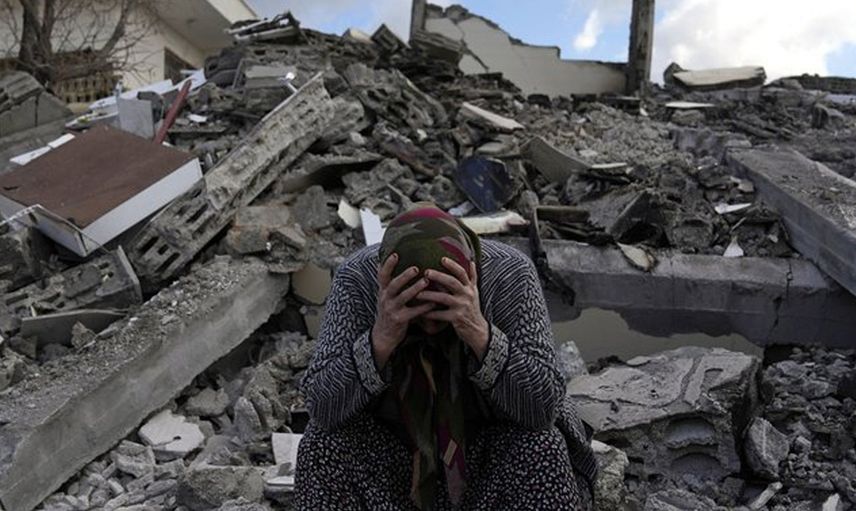 Depremin şiddetini ortaya koyan en net görüntü! Yeryüzü resmen büküldü