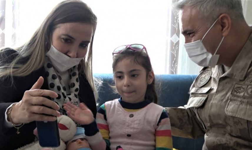 Depremin Simgesi 'Yüsra Bebek' Büyüdü: Kendisini Kurtaran Jandarma İle Görüştü!