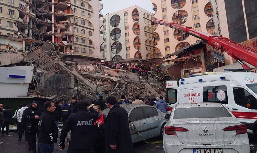 Depremle yıkılan binanın altından seslendi: Arkada kardeşim var
