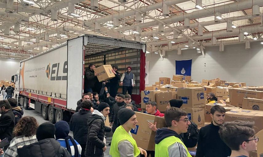 Depremzedeler için yollanan eşyalar tepki çekti: Kolilerden çıkanlar pes dedirtti