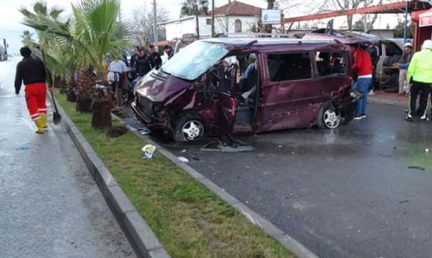 Depremzedelere yardıma gitmek için yola çıkan itfaiye aracı kaza yaptı