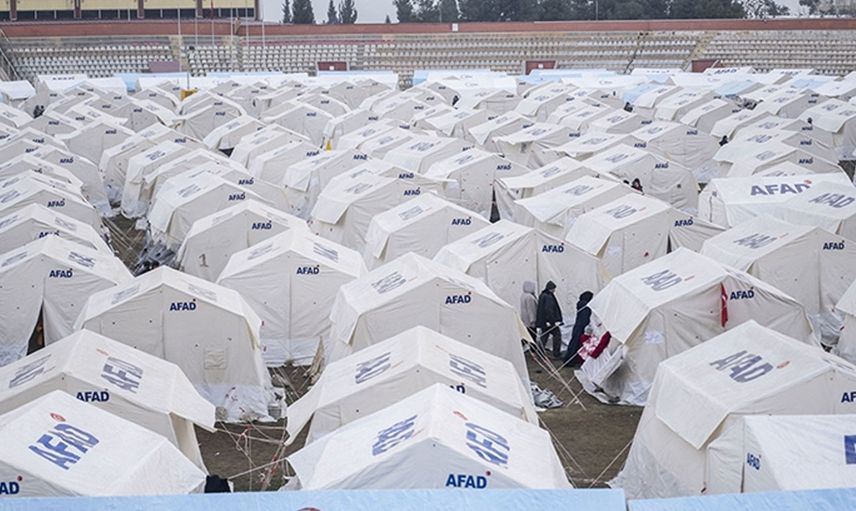 Depremzedelerin kaldığı çadırda yangın!  Ölü ve yaralılar var