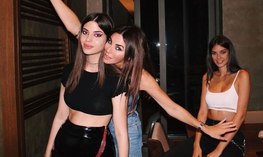 Derin Talu Bacak Dekolteli Elbisesiyle Annesi Defne Samyeli’ni Gölgede Bıraktı!